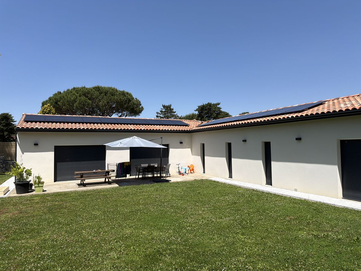 Maison de plain-pied équipée de panneaux solaires à Montberon