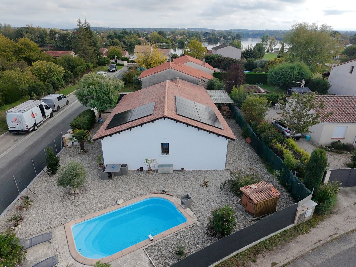 Vue aérienne d'une maison équipée de panneaux solaires dans le Tarn