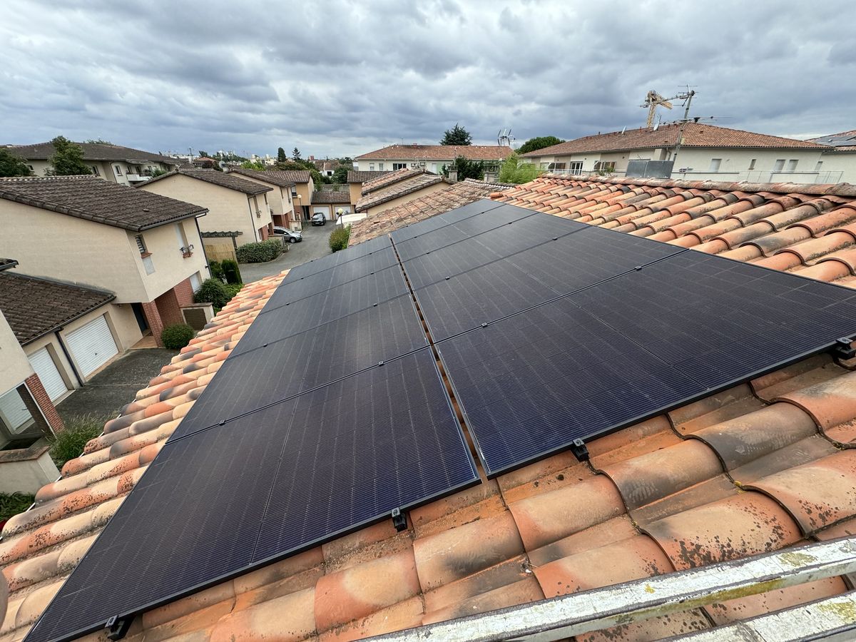 Panneaux solaires sur une toiture en tuiles à Toulouse