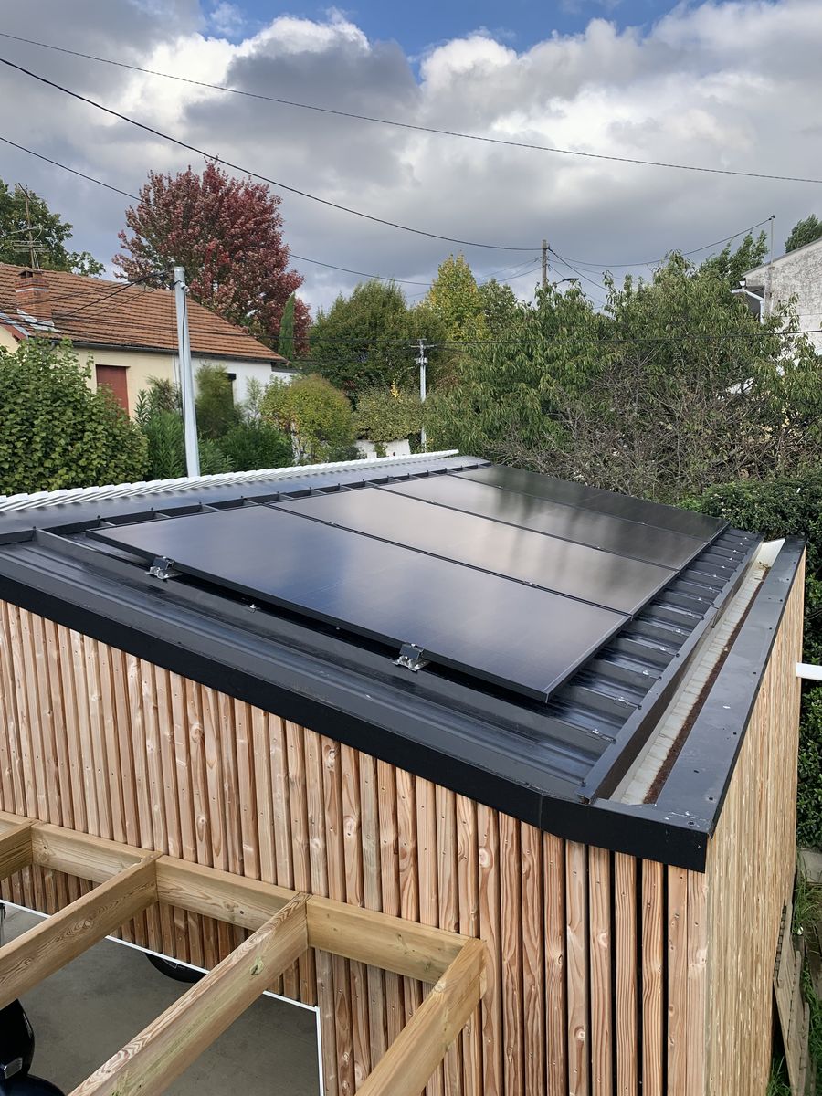 Panneaux solaires sur un abri en bois à Toulouse
