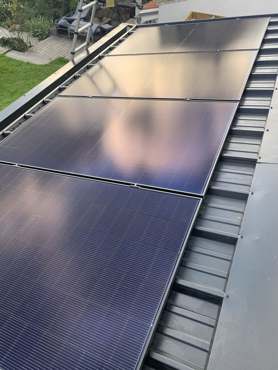 Panneaux solaires sur une toiture en bac acier à Toulouse